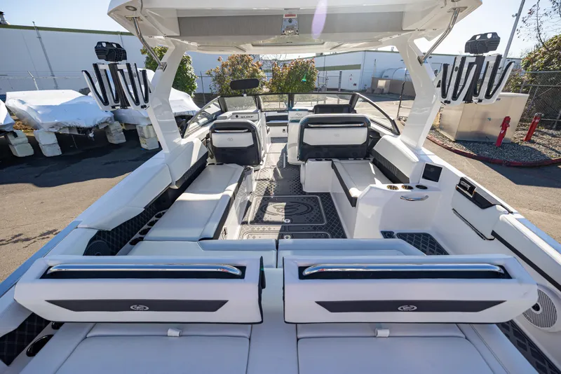 Slide: The Image of Cobalt R31 Surf 2025 - 8