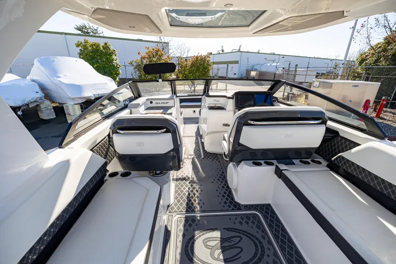 Slide: The Image of Cobalt R31 Surf 2025 - 9