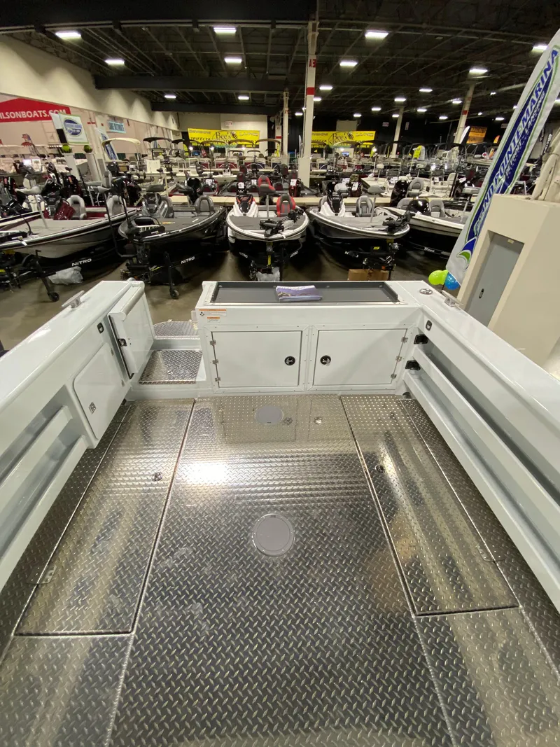 Slide: The Image of 2025 Hewescraft 270 Pacific Explorer ET HT at a boat show display. - 4