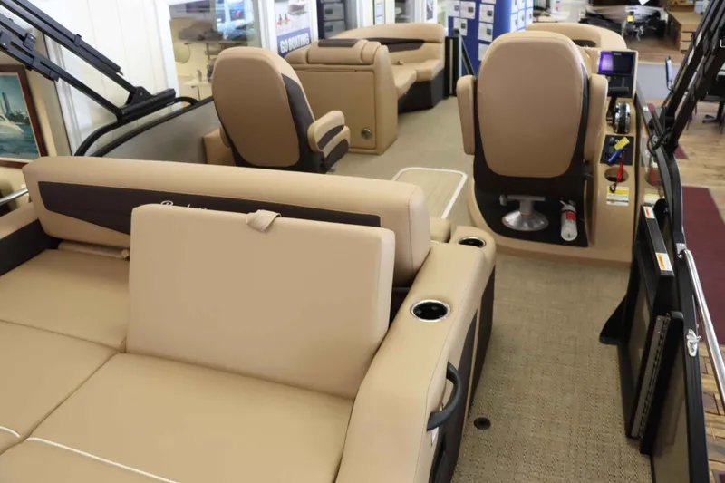 Slide: The Image of Barletta Cabrio 22UC 2025 - 17