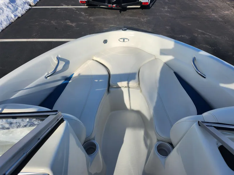 Slide: The Image of 2014 Tahoe Q5i SF boat interior with white seating and cup holders. - 17