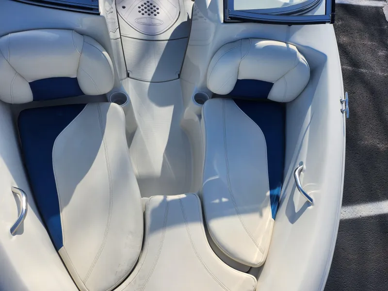 Slide: The Image of 2014 Tahoe Q5i SF boat interior with white and blue seating. - 18