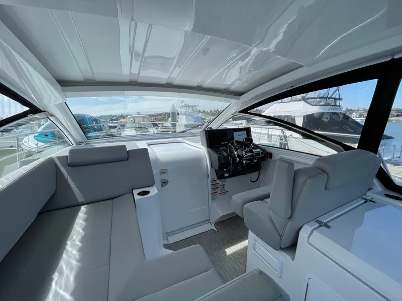 Slide: The Image of Cruisers Yachts 390 EC 2020 - 25