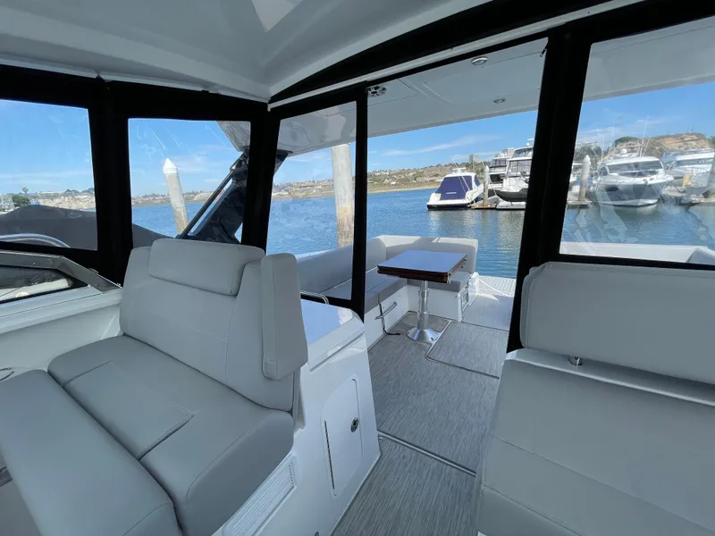 Slide: The Image of Cruisers Yachts 390 EC 2020 - 28