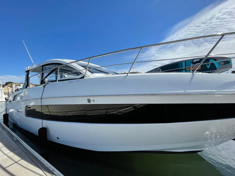 Slide: The Image of Cruisers Yachts 390 EC 2020 - 5