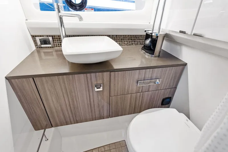 Slide: The Image of Sea Ray SLX 400 Outboard 2019 - 52