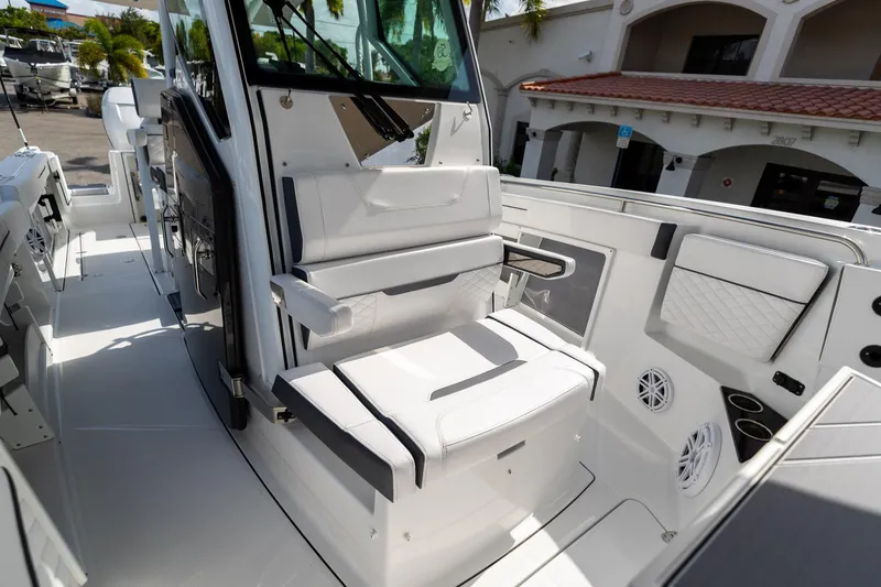 Slide: The Image of Blackfin 302CC 2023 - 52