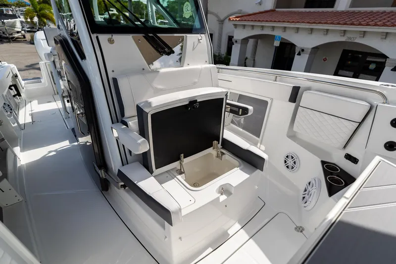 Slide: The Image of Blackfin 302CC 2023 - 53