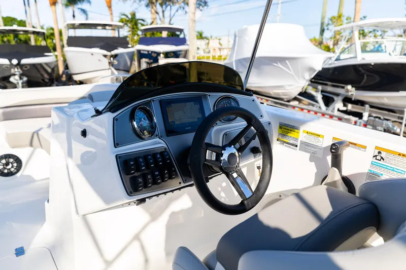 Slide: The Image of Hurricane SunDeck Sport 192 RL OB 2024 - 17