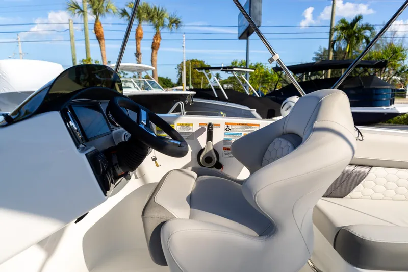 Slide: The Image of Hurricane SunDeck Sport 192 RL OB 2024 - 18