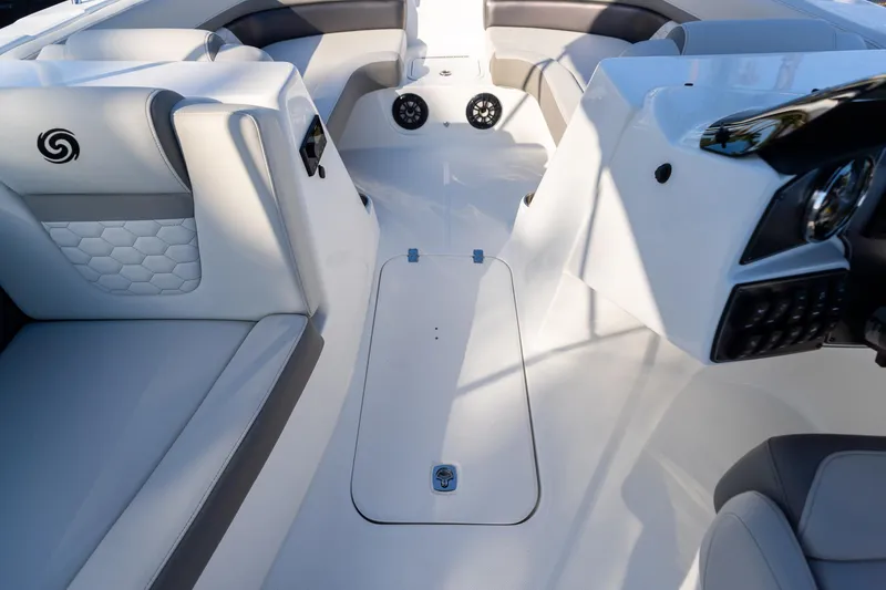 Slide: The Image of Hurricane SunDeck Sport 192 RL OB 2024 - 21