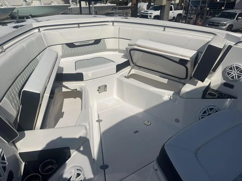 Slide: The Image of Blackfin 332 CC 2024 - 12