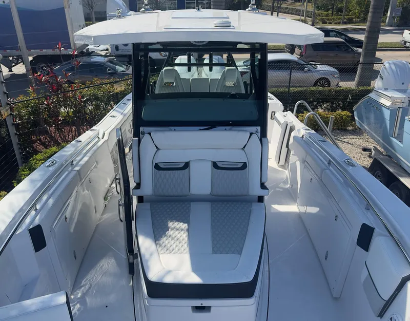 Slide: The Image of Blackfin 332 CC 2024 - 16