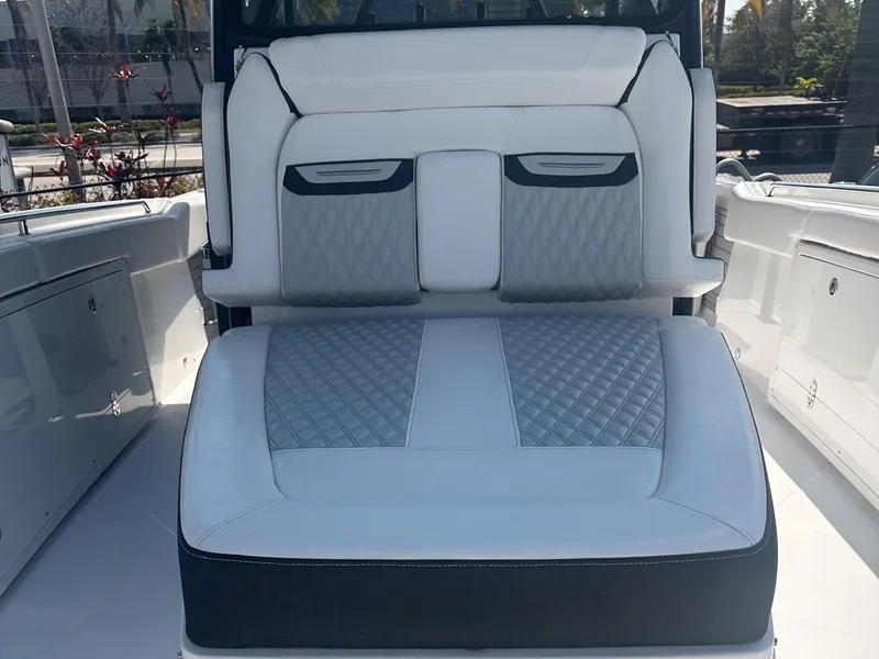 Slide: The Image of Blackfin 332 CC 2024 - 17