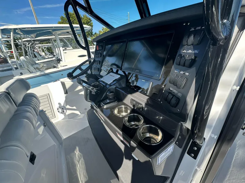 Slide: The Image of Blackfin 332 CC 2024 - 21