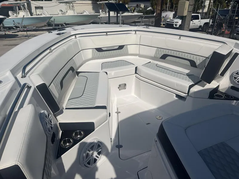 Slide: The Image of Blackfin 332 CC 2024 - 11