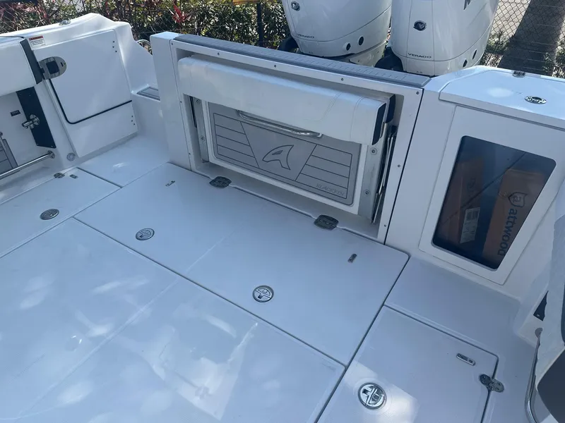 Slide: The Image of Blackfin 332 CC 2024 - 15