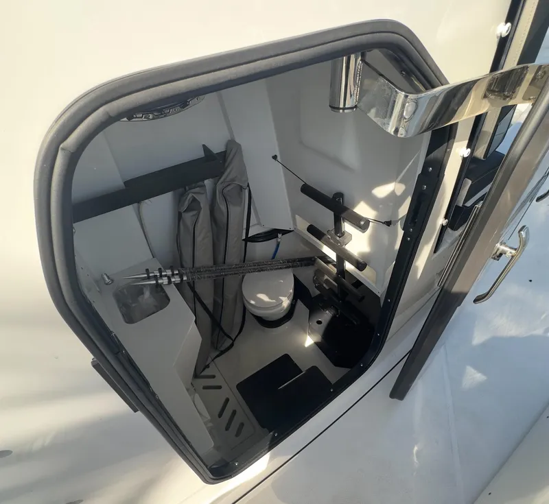 Slide: The Image of Blackfin 332 CC 2024 - 22