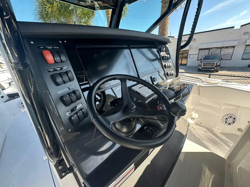 Slide: The Image of Blackfin 332 CC 2024 - 20