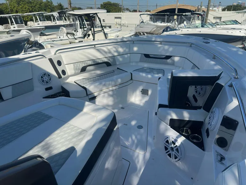 Slide: The Image of Blackfin 332 CC 2024 - 9