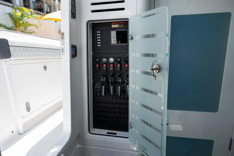 Slide: The Image of Blackfin 400 CC 2024 - 38