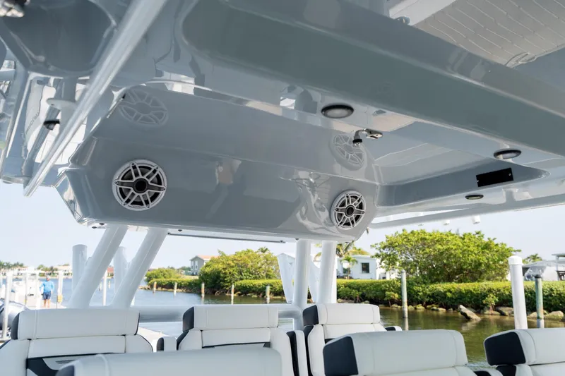 Slide: The Image of Blackfin 400 CC 2024 - 26