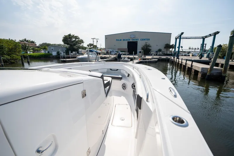 Slide: The Image of Blackfin 400 CC 2024 - 28