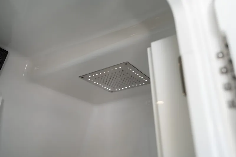 Slide: The Image of Blackfin 400 CC 2024 - 43