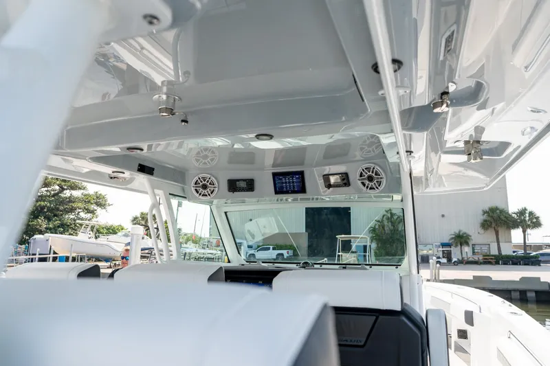 Slide: The Image of Blackfin 400 CC 2024 - 24