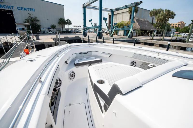 Slide: The Image of Blackfin 400 CC 2024 - 30