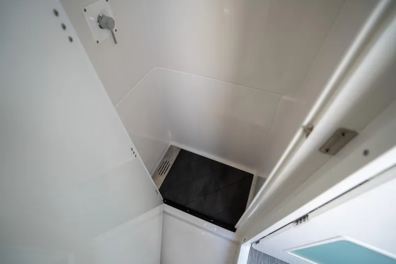 Slide: The Image of Blackfin 400 CC 2024 - 44