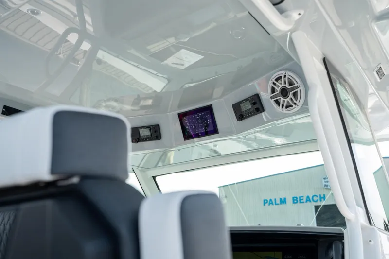 Slide: The Image of Blackfin 400 CC 2024 - 25