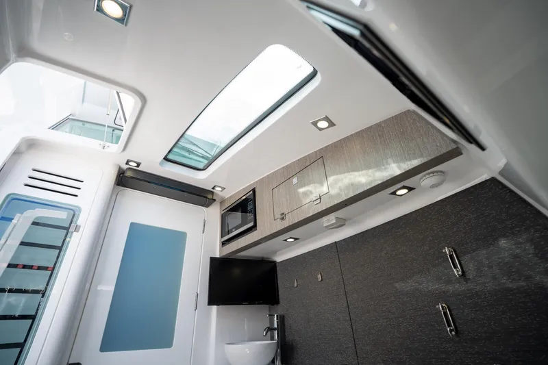 Slide: The Image of Blackfin 400 CC 2024 - 36