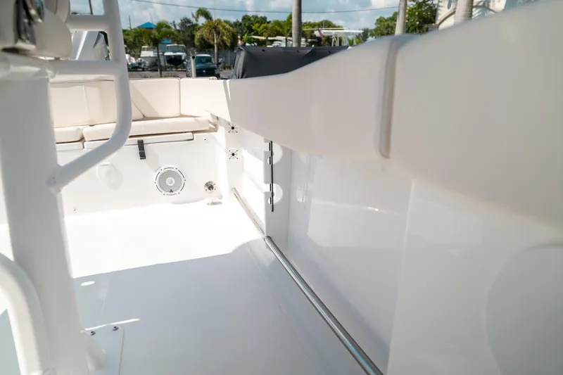 Slide: The Image of Sea Hunt Ultra 239 SE 2025 - 29