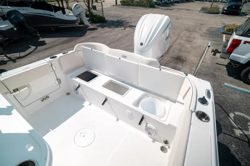 Slide: The Image of Sea Hunt Ultra 239 SE 2025 - 21