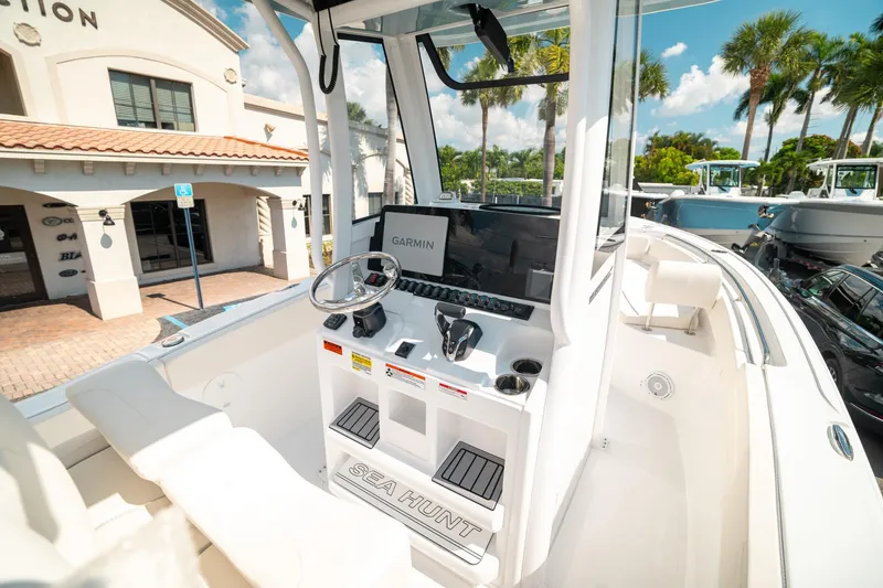 Slide: The Image of Sea Hunt Ultra 239 SE 2025 - 10