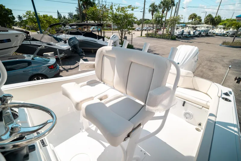 Slide: The Image of Sea Hunt Ultra 239 SE 2025 - 25