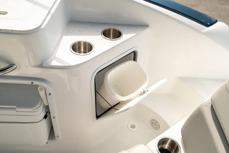 Slide: The Image of Hurricane SunDeck 2400 OB 2024 - 18