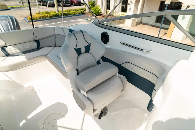 Slide: The Image of Hurricane SunDeck 2400 OB 2024 - 28