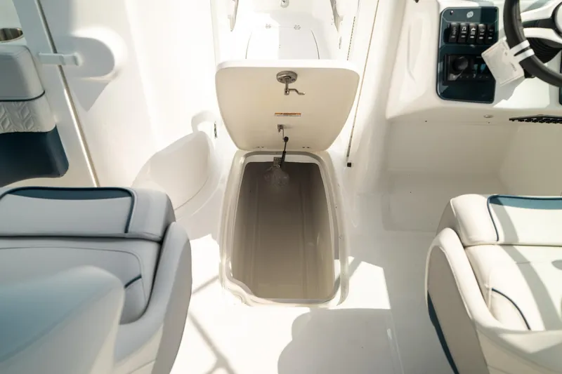 Slide: The Image of Hurricane SunDeck 2400 OB 2024 - 32