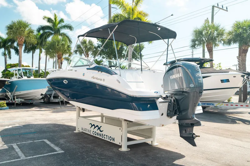 Slide: The Image of Hurricane SunDeck 2400 OB 2024 - 4