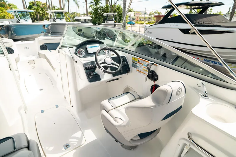 Slide: The Image of Hurricane SunDeck 2400 OB 2024 - 19