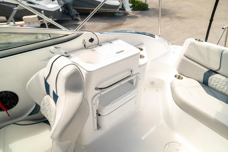 Slide: The Image of Hurricane SunDeck 2400 OB 2024 - 15