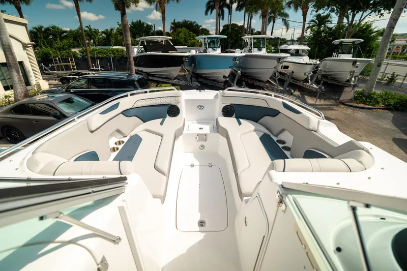 Slide: The Image of Hurricane SunDeck 2400 OB 2024 - 33