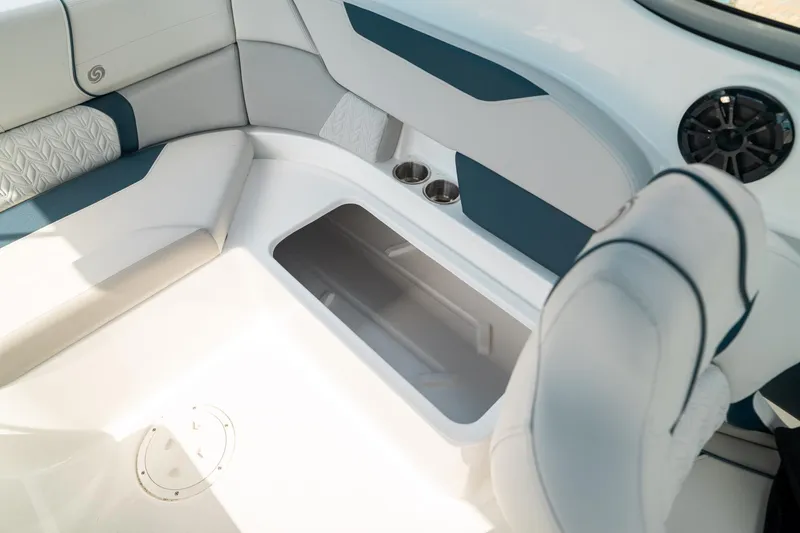 Slide: The Image of Hurricane SunDeck 2400 OB 2024 - 14