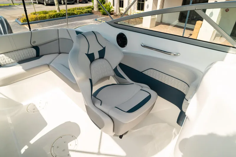 Slide: The Image of Hurricane SunDeck 2400 OB 2024 - 27