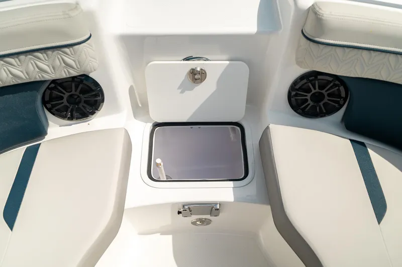 Slide: The Image of Hurricane SunDeck 2400 OB 2024 - 37