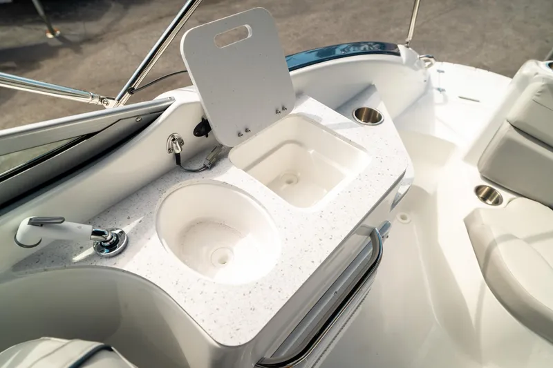 Slide: The Image of Hurricane SunDeck 2400 OB 2024 - 17