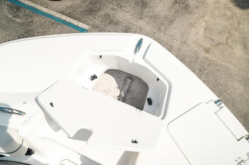 Slide: The Image of Hurricane SunDeck 2400 OB 2024 - 38