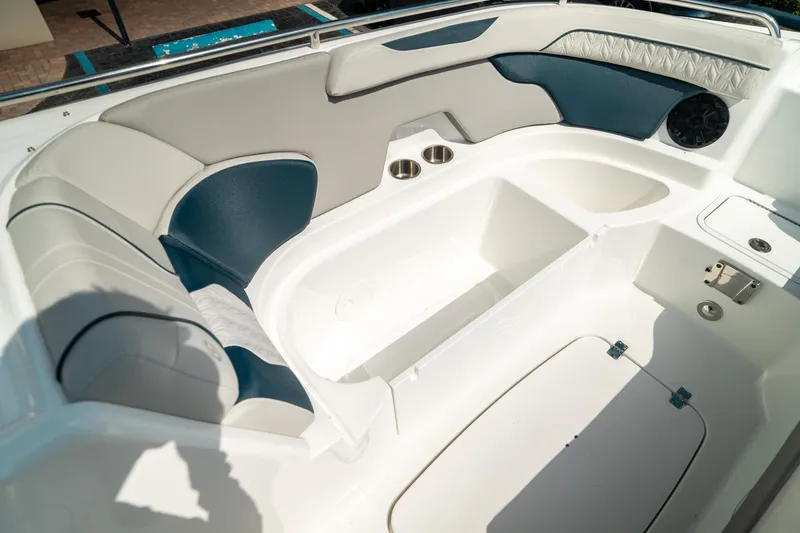 Slide: The Image of Hurricane SunDeck 2400 OB 2024 - 47